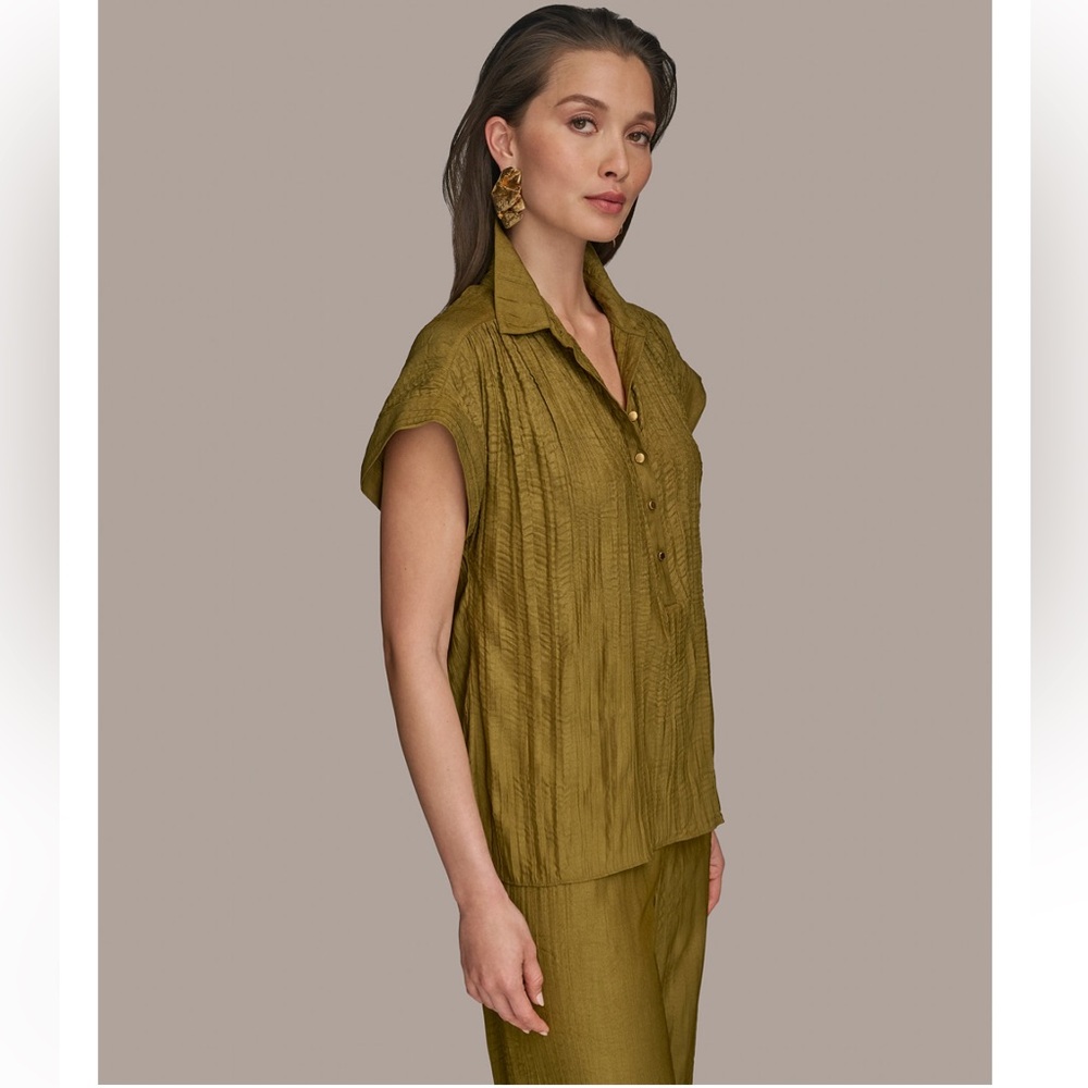 New Donna Karan Women’s Cap-Sleeve Crinkle Collar Shirt. Medium. Smokey Olive - Picture 3 of 4